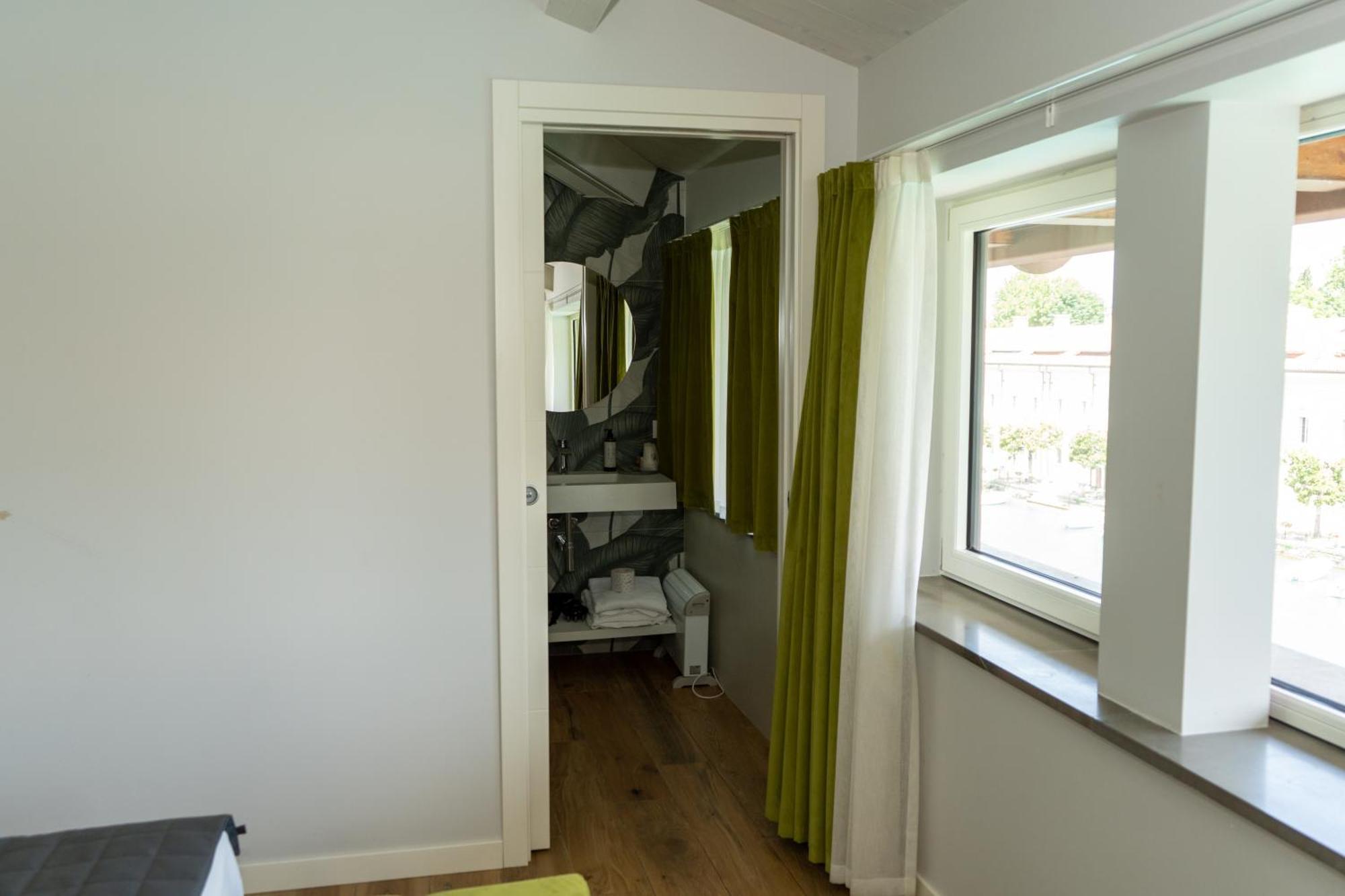 C House Rooms Lake Peschiera del Garda Exterior photo