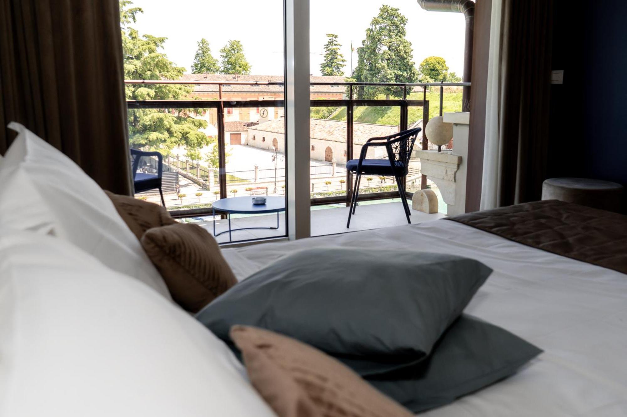 C House Rooms Lake Peschiera del Garda Exterior photo